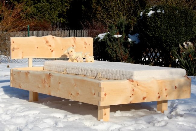 Bett aus Holz